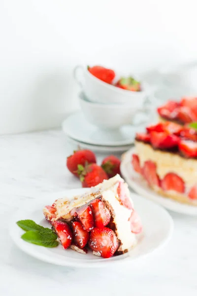 Erdbeerkuchenduft auf weißem Teller und Tassen — Stockfoto