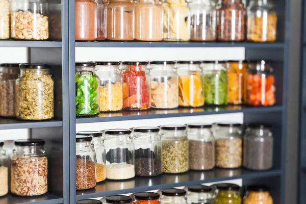 Półka w sklepie z kolorowymi naturalnymi ziołami i przyprawami — Zdjęcie stockowe