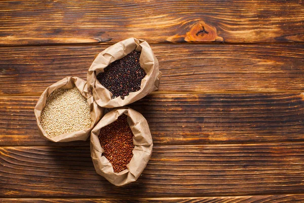 Zaden van witte, rode en zwarte quinoa - Chenopodium quinoa — Stockfoto