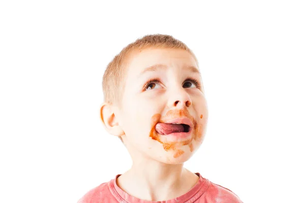 Porträtt av ljushårig pojke med choklad på hans ansikte som isolerad på vit — Stockfoto
