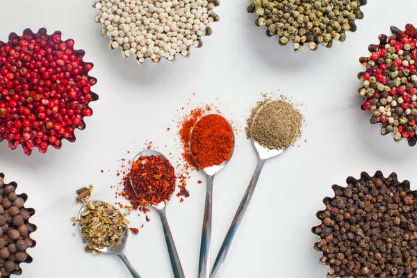 Kleurrijke verschillende soorten peper, gemalen en geheel — Stockfoto
