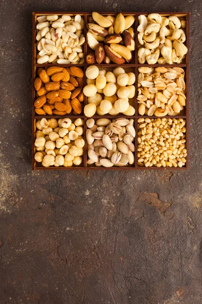 Odrůda ořechů v dřevěné krabici z pohledu shora — Stock fotografie