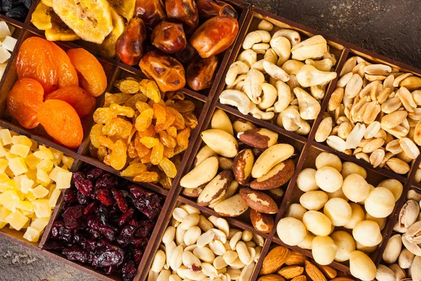 Geassorteerde noten en gedroogde vruchten close-up — Stockfoto