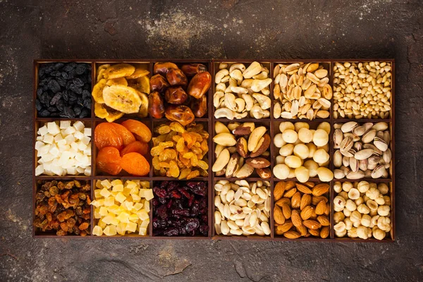 Felülnézet különböző diófélékből és szárított gyümölcsökből — Stock Fotó