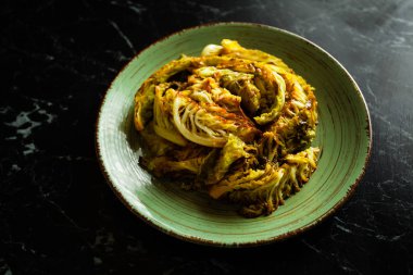 Plaka üzerinde ızgara savoy lahana yakın