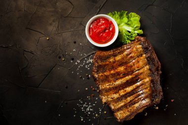Soslu ızgara dilimlenmiş barbekü domuz kaburga