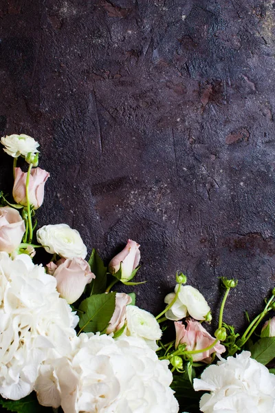 Flores blancas bordean sobre el fondo marrón texturizado —  Fotos de Stock
