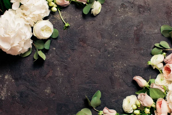 Flores blancas bordean sobre el fondo marrón texturizado — Foto de Stock