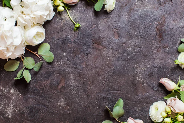 Flores blancas bordean sobre el fondo marrón texturizado —  Fotos de Stock