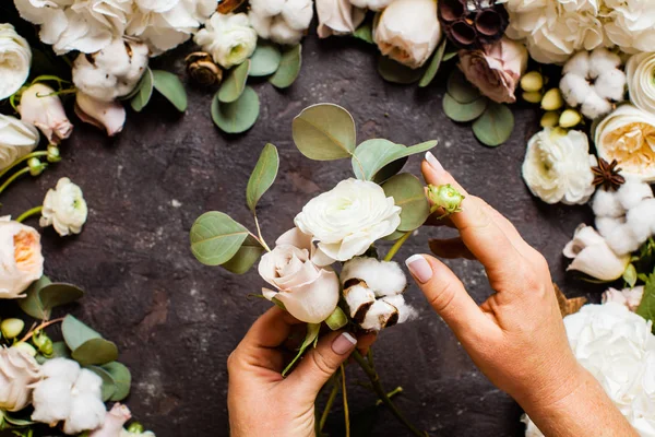 Florista faz um buquê, vista superior com as mãos — Fotografia de Stock