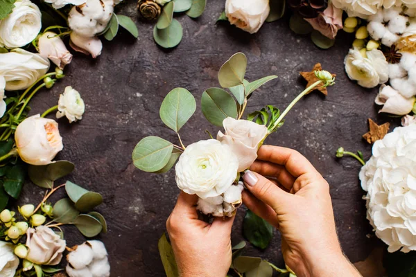 Florista faz um buquê, vista superior com as mãos — Fotografia de Stock