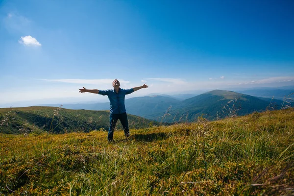 Турист празднует успех на вершине горы — стоковое фото