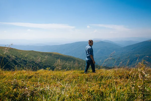 Hiker na szczycie góry, piękny świat — Zdjęcie stockowe