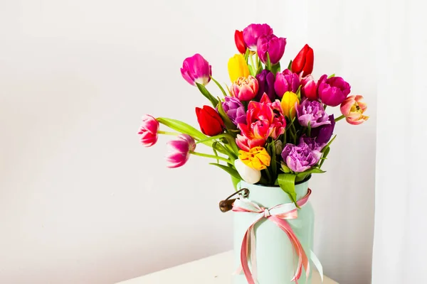 Boeket van kleurrijke tulpen in wit kan — Stockfoto