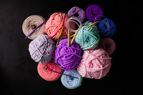 ぬいぐるみと織物糸のボールのトップビューヒープ — ストック写真