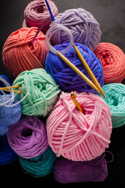 Montón de peluche y bolas de hilo textil — Foto de Stock