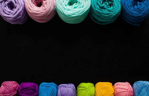 Vrcholový pohled na haldu textilních nití na černém — Stock fotografie