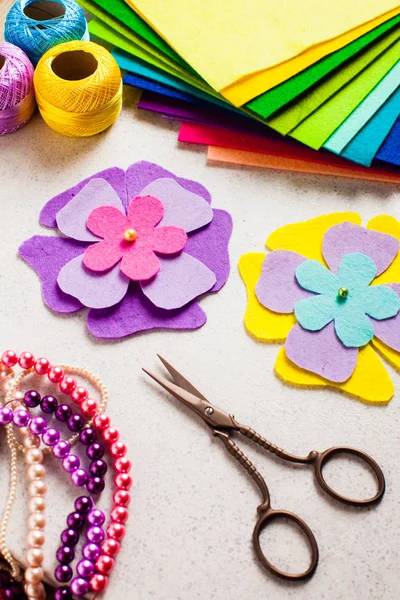 How to make a felt flowers - kids DIY — Stock Photo, Image