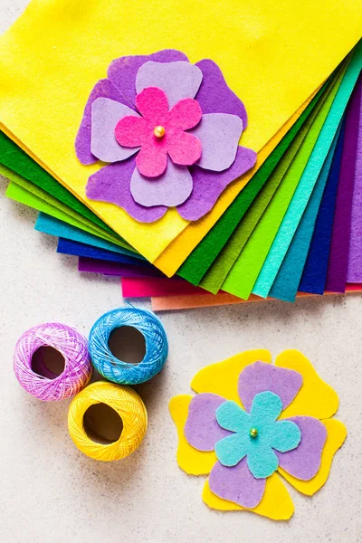 Felt DIY crafts for flowers making tutorial — Stock Photo, Image