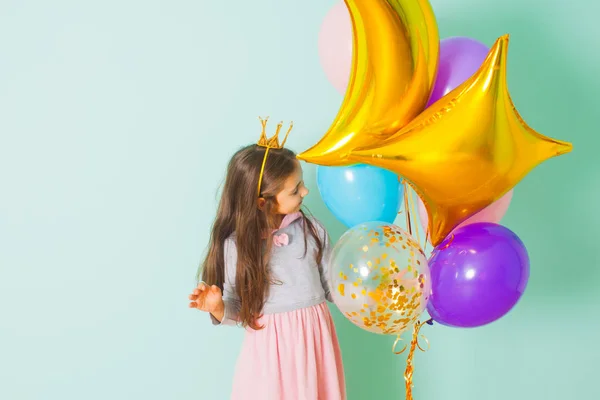 Ganska glada kid flicka på födelsedagsfest — Stockfoto