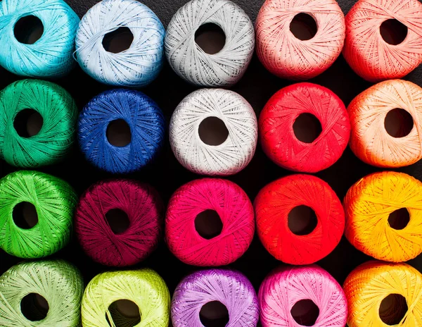 Rainbow χρώματα νήματα για πλέξιμο. Σκίνες από νήματα. — Φωτογραφία Αρχείου