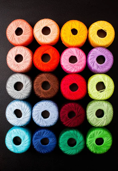 Všechny barvy příze pro pletení. Přadinky příze. — Stock fotografie