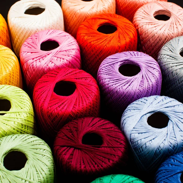 Bolas coloridas de fios para tricotar. Espinhos de fios . — Fotografia de Stock