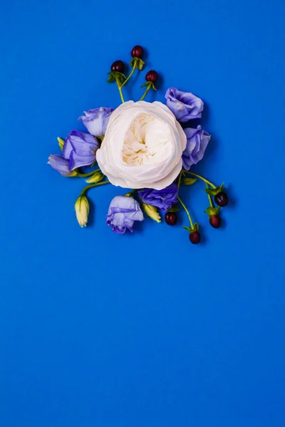 Свадебные открытки или празднование юбилея, цветы плоские лежали — стоковое фото