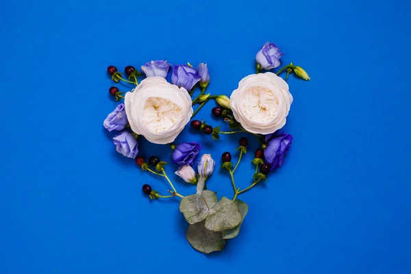 Bovenaanzicht van minimalistische bloemen hart vorm samenstelling — Stockfoto