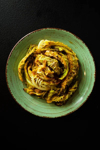 Жареная савойская капуста на тарелке — стоковое фото