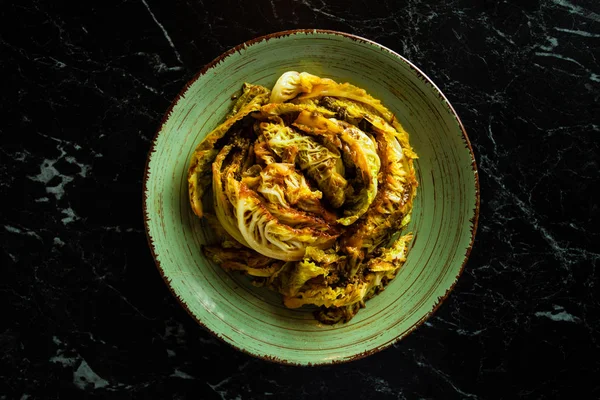 Жареная савойская капуста на тарелке — стоковое фото
