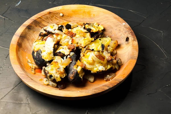 Ofenkartoffeln im verbrannten Brennholz gekocht — Stockfoto