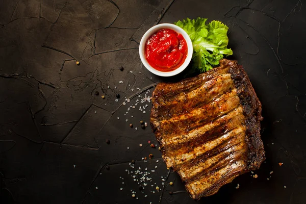 Grilled sliced barbecue pork ribs with sauce — Stock Photo, Image
