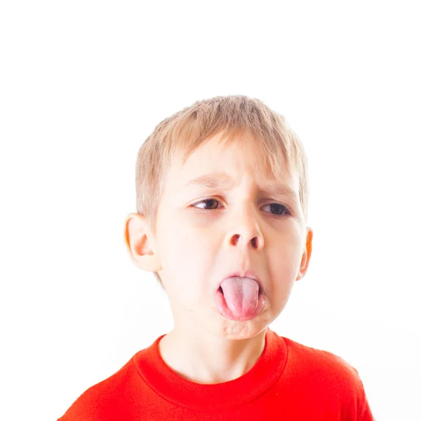 Primer plano retrato chico muestra su lengua, aislado — Foto de Stock