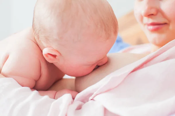 Close up retrato de bebê amamentando pele a pele — Fotografia de Stock