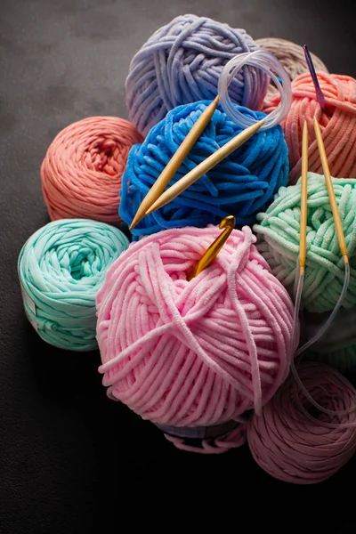 Parte del montón de peluche y pelotas de hilado textil — Foto de Stock