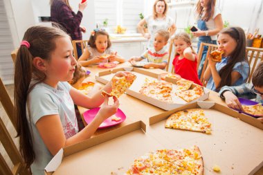 Mutfakta pizza yiyen çocuklar, kızı yakınla