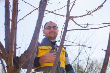 Ağacın yanında secateurs ile bahçıvan Portresi