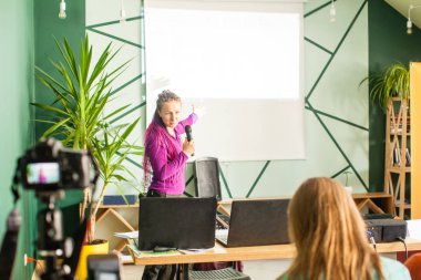 Ayakta ve tüm iş konferans salonu toplantı üzerinde hoparlör
