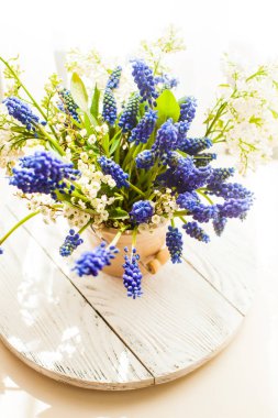 Seramik vazo içinde üzüm sümbül demet