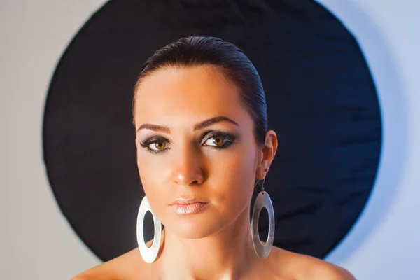 Portrét modelu make-upu s velkými náušnicemi — Stock fotografie