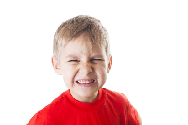 Pequeño niño en camiseta roja, sensación de reacción actitud . — Foto de Stock
