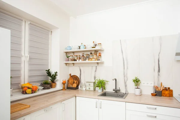 Moderna cocina escandinava con estantes blancos abiertos — Foto de Stock