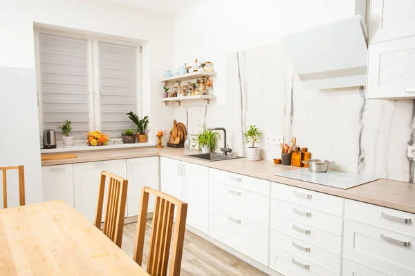 Cocina soleada y luminosa con pared de mármol blanco . — Foto de Stock