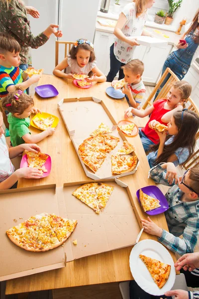 집에서 피자를 먹는 아이들, 어린이 파티 — 스톡 사진