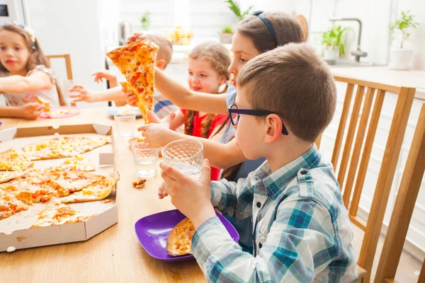 ピザを食べる子供たち、打ち上げ時間、キッズパーティー — ストック写真