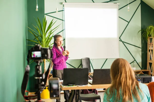 Femme conférencière debout et conférencière sur une petite réunion de discussion — Photo