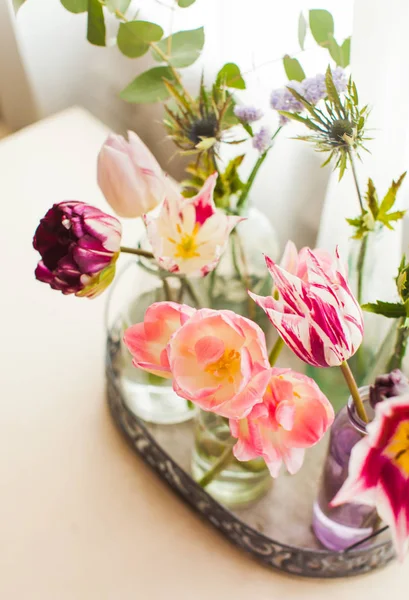 Vista di mazzi di tulipani in vasi di vetro — Foto Stock