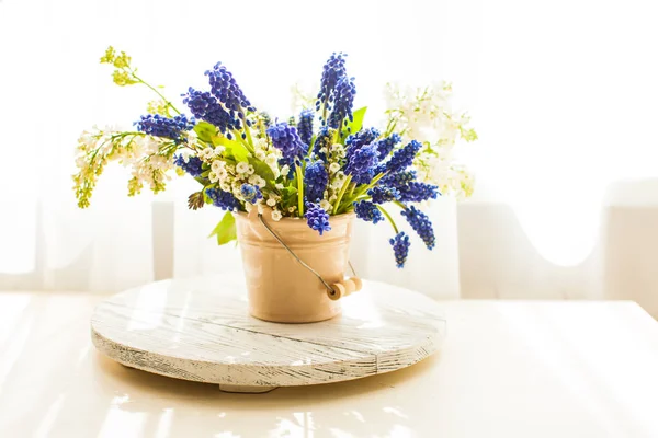 Ramo de jacintos de uva en un jarrón de cerámica —  Fotos de Stock