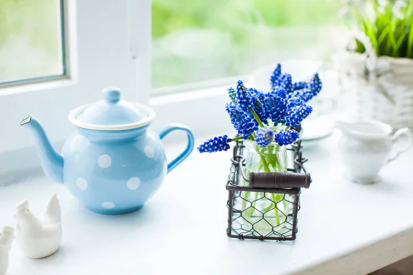 A janela da cozinha na parte da manhã com flores — Fotografia de Stock